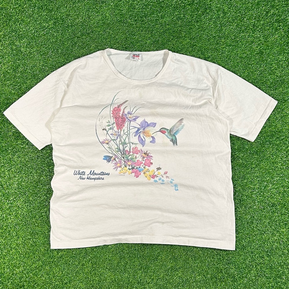 Vintage 90’s hummingbird munching on some flowers pastel white graphic tee